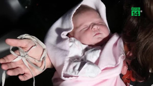 Ông bố đỡ đẻ và cắt dây rốn cho con bằng dây giày