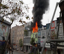 Clip: Nhà cháy ngùn ngụt ở Ô Chợ Dừa, Hà Nội