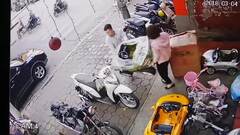 Clip: Em bé vặn ga khiến xe hai mẹ con tông thẳng vào người đi trên vỉa hè