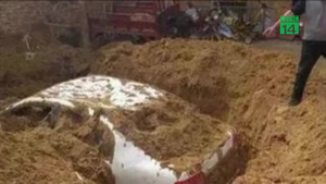 Clip: Gây tai nạn giao thông, tài xế chôn ô tô xuống đất để trốn cảnh sát