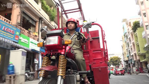 Bảo vệ dân phố vay tiền ngân hàng mua đồ chế xe chữa cháy mini lưu động