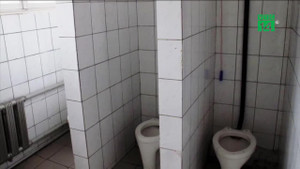 Quên làm bài tập, học sinh tiểu học bị phạt liếm nhà vệ sinh 12 lần