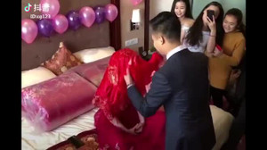 Clip: Chú rể hú hồn khi mở mạng che mặt cô dâu