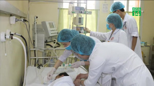 Gia đình tự ý đắp lá thuốc nam chữa bỏng, bé 3 tuổi nguy kịch