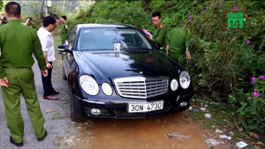 Cả gia đình chết trong ô tô Mercedes: Những dấu vết bất thường