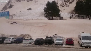 Clip: Tuyết lở kinh hoàng chôn vùi hàng loạt ô tô