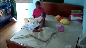 Clip: Phẫn nộ với giúp việc liên tục giật, lắc thô bạo bé vài tháng tuổi