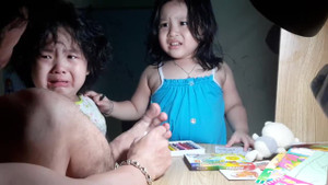 Clip: 2 bé gái lo cuống quýt, bật khóc khi thấy bố bị chảy máu