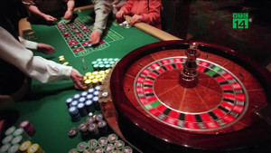 Mê cờ bạc, chồng gán nợ cả vợ lẫn con