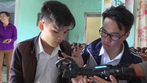 Video: 2 học sinh trường làng chế tạo thành công cánh tay robot cho người khuyết tật