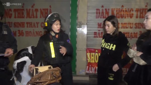 Clip: Theo chân nữ cảnh sát đặc nhiệm Hà Nội tuần tra đêm