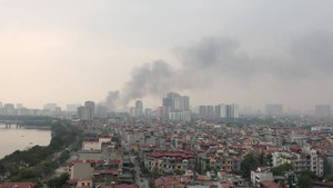 Clip: Cháy gian hàng vàng mã ở chợ Quang - Hà Nội, lửa bùng phát dữ dội