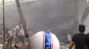 Clip: Chợ Quang - Hà Nội cháy đen, khói bụi mù trời