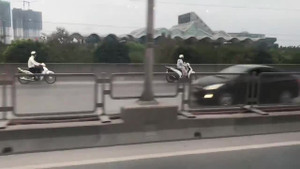 Clip: 4 'ninja' bất chấp cái chết, nối đuôi nhau phóng ngược chiều trên cầu cạn vành đai 3