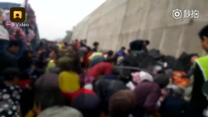 Clip: Lật xe tải chở 9 tấn táo, dân Trung Quốc mang bao tải, xô đi 'hôi của'