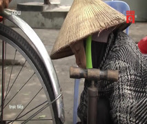 Cụ bà 89 tuổi vẫn làm nghề bơm vá xe: Tự mình phải lo, không ỷ lại cho con cháu