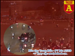 Clip: Toàn cảnh ô tô kéo lê xe máy hàng trăm mét ở ngã 6 Ô Chợ Dừa