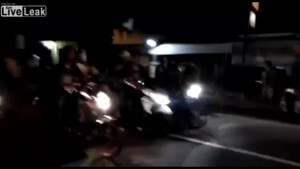 Clip: Ô tô phóng như tên lửa, 'quét bay' nhóm xe máy dàn hàng giữa đường