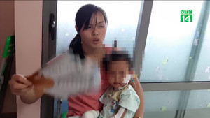 Clip: Sau một cơn sốt, bé gái 3 tuổi phải cắt bỏ tứ chi