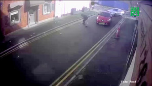 Bi hài 2 tên trộm bị gió thổi bay hết tiền vừa 'chôm' được