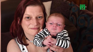 Con ra đời mới biết mang bầu, mẹ tự tay xé túi ối cho con