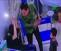 Video: Toàn cảnh vụ người nhà bệnh nhi đấm bác sĩ, vứt tiền dàn dựng 'bị đòi lót tay’