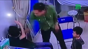 Hé lộ cuộc trao đổi giữa người nhà bệnh nhi đấm bác sĩ, vứt tiền dàn dựng 'bị đòi lót tay’