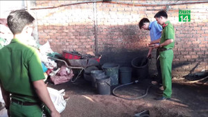 Hãi hùng bắt quả tang cơ sở nhuộm đen cà phê bằng... pin con ó