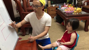 Clip: Bố sốt sắng giúp con gái nhỏ ôn thi vào lớp 1 khiến dân mạng phì cười
