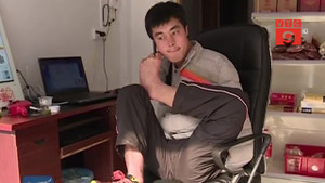 Nghị lực phi thường của chàng trai cụt tay vẫn kiếm 100 triệu đồng/tháng