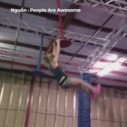 Màn vượt chướng ngại vật như ninja của cô bé 10 tuổi