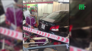 Nhân viên rửa ô tô đạp nhầm chân ga, 5 người bị thương nặng