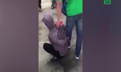 Clip: Cảnh sát Hà Nội đóng giả xe ôm Grab, bắt nhóm 'nữ quái' dàn cảnh móc túi