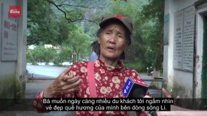 Cụ bà hơn 70 tuổi hướng dẫn khách du lịch bằng 11 thứ tiếng