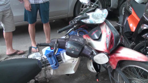 Video: Ô tô mất lái đâm hàng loạt xe máy trên phố Hào Nam, Hà Nội