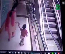 Mẹ mải chụp ảnh selfie trên thang cuốn, con gái nhỏ rơi từ tầng 3 xuống đất