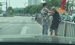 Clip: Hiệp sỹ đường phố giúp cụ già ăn xin giữa trưa nắng khiến dân mạng cảm phục