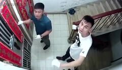 Clip: Đang cạy cửa nhà dân thì phát hiện camera an ninh, 2 tên trộm tẽn tò bỏ đi