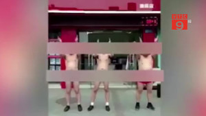 Clip: Sếp phạt nhân viên mặc đồ lót nhảy múa trên phố gây phẫn nộ