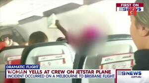 Tụng kinh quá to, nữ hành khách bị đuổi khỏi máy bay, đưa đi kiểm tra tâm thần