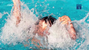 Mẹ đang nói chuyện với thầy giáo, bé 5 tuổi nhảy xuống bể bơi chết thương tâm