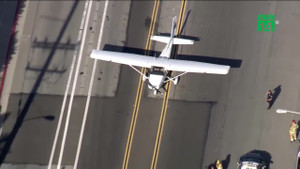 Clip: Hãi hùng máy bay hạ cánh trên đường nườm nượp ô tô