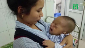 Thêm một bệnh nhi hỏng mắt vì nhỏ sữa mẹ