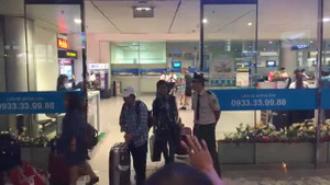 Clip: Anh em Quốc Cơ - Quốc Nghiệp xúc động ôm chặt mẹ tại sân bay