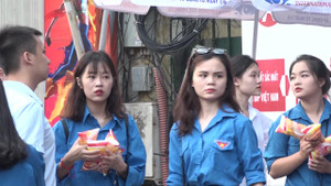 Tuyển sinh vào lớp 10 ở Hà Nội: Bánh mỳ, nước lọc miễn phí tiếp sức cho học sinh, phụ huynh