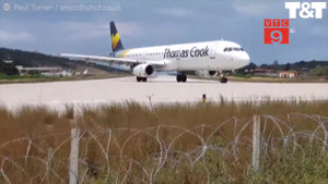 Clip: Đứng gần máy bay đang cất cánh, du khách bị thổi bay người