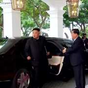 Clip: Ông Kim Jong-un bước vào khách sạn, chuẩn bị gặp riêng ông Trump