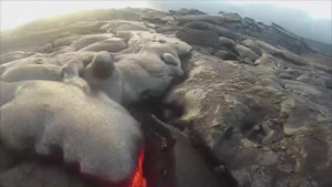 Cận cảnh dòng nham thạch nóng hàng ngàn độ 'nuốt gọn' và đốt cháy máy quay phim