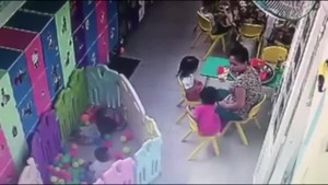 Bảo mẫu tát bé gái ngã dúi dụi ở TP.HCM: Đình chỉ lớp mẫu giáo tư thục
