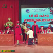 Giảng viên quỳ gối cầu hôn nữ sinh viên trong lễ tốt nghiệp đại học gây tranh cãi